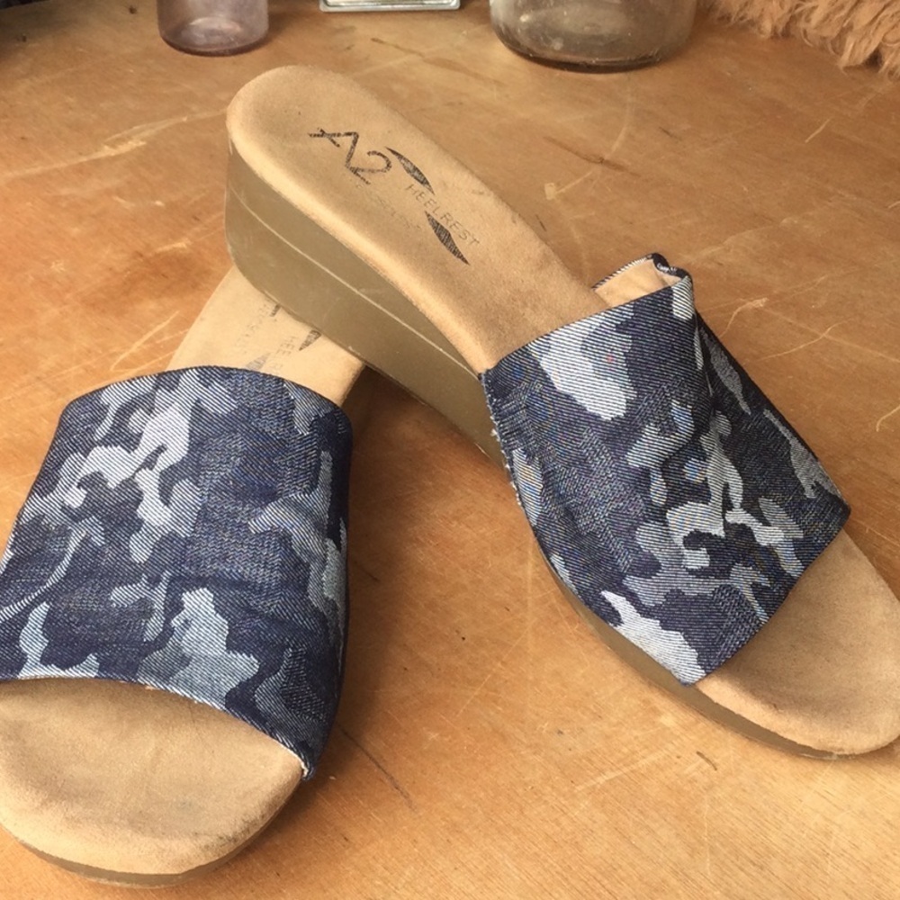AEROSOLES A2 HEELREST DENIM BLUE CAMOUFLAGED SLIP ON SANDALS SIZE 8 W/ 2 in.heel